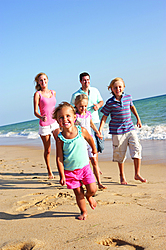 familie p&Atilde;&yen; beachen.jpg