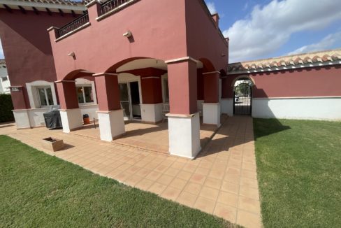 Flislagt Terrasse Og Gress