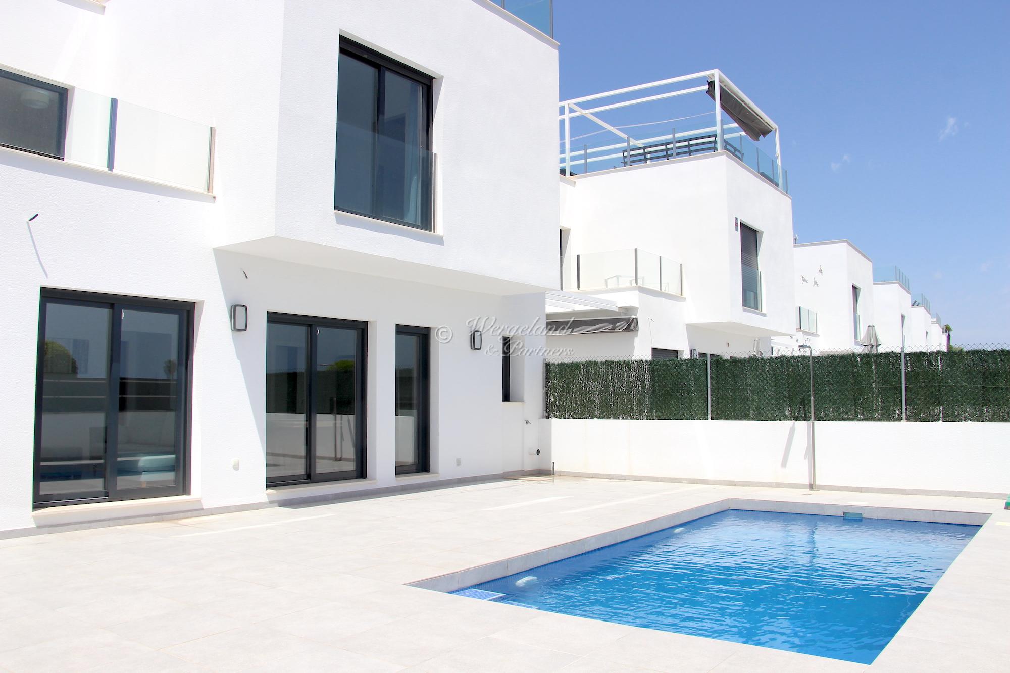 3 bed unfurnished villa with private pool and roof terrace in popular area [EV7]