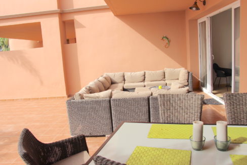 Terrasse Spisegrupep Og Stor Sofa