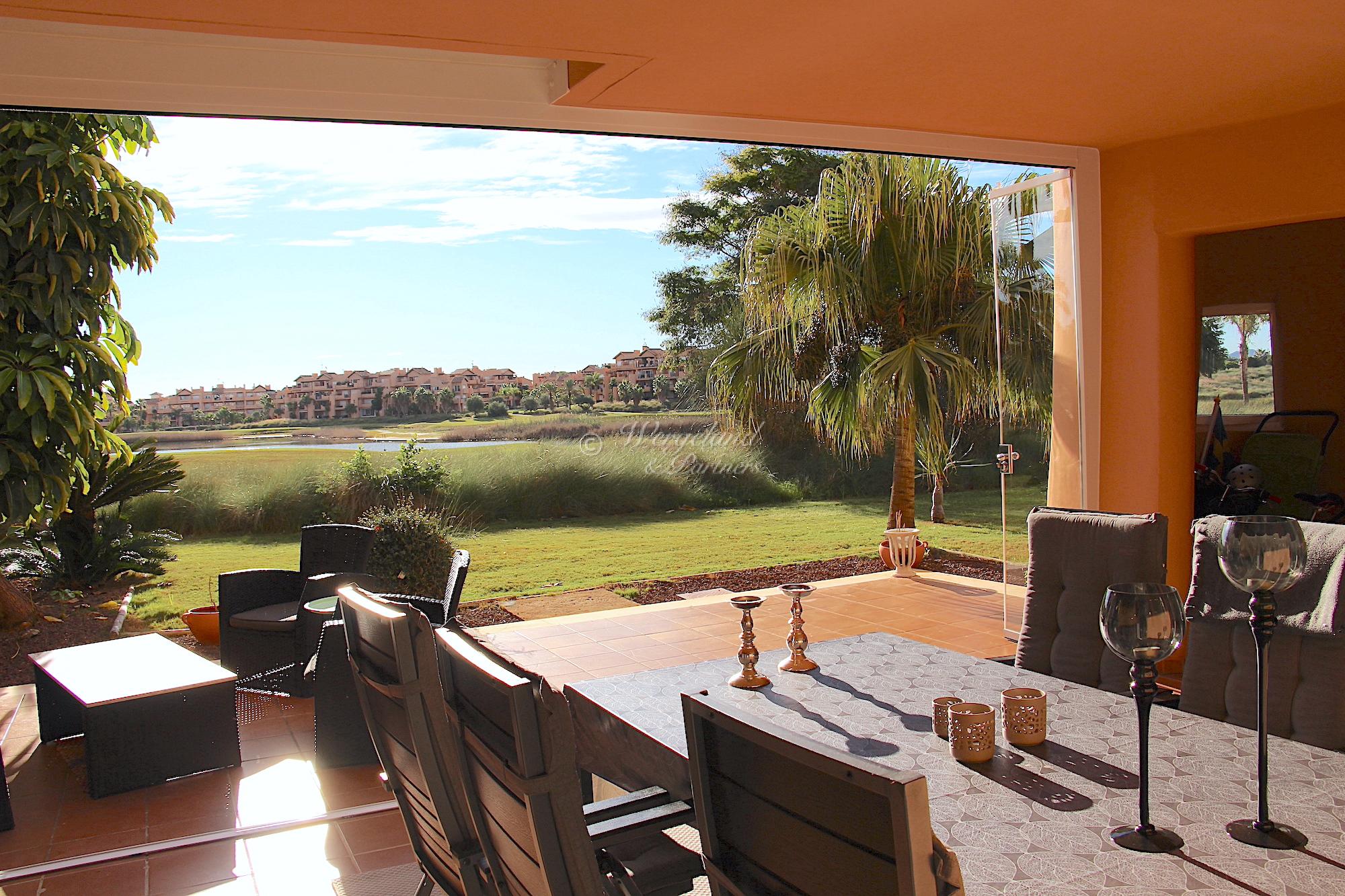 2 Soveroms møblert sydøstvendt 1. linje golf leilighet i bakkeplan med innglasset stor terrasse til attraktiv pris [4901]