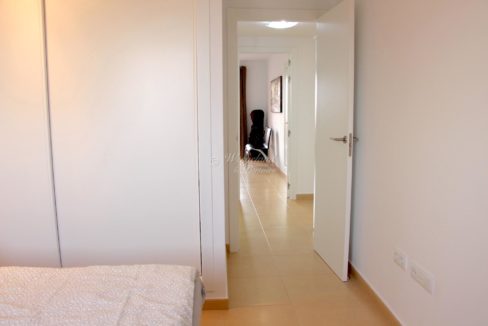 Soverom 2 Hvitlakkert Garderobe