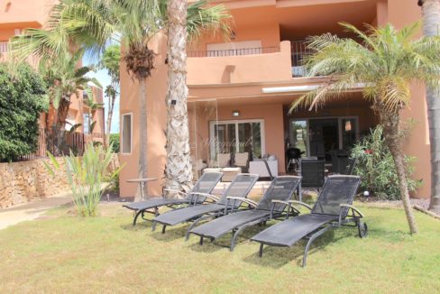 Hovedterrasse Solsenger På Gresset Utenfor Hovedterrassen