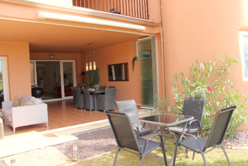 Hovedterrasse Spisegruppe På Gresset Utenfor Hovewdterrassen