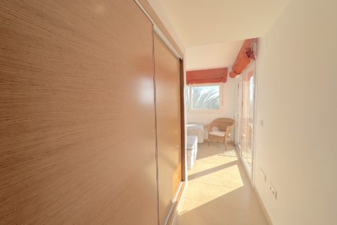 Soverom 2 Garderobe Gang