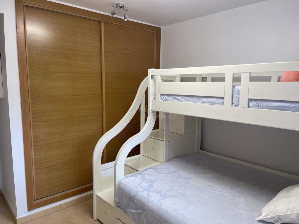 Soverom 2 Garderobe
